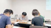 グループで集まり意見交換をする様子